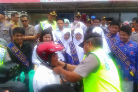 Kapolda Bengkulu Brigjen Pol Muhammad Ghufron saat merapikan helm yang dipakai salah seorang pengendara