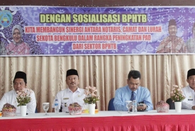 Aksi demo ratusan mahasiswa UNIB di Simpang Lima Ratu Samban Kota Bengkulu, Jumat (20/07/2017).
