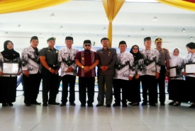 Walikota Helmi Hasan berfoto bersama dengan para guru perwakilan sekolah terbaik dalam memperingati Hari Guru Nasional dan HUT PGRI ke 71 di Sport Centre Kota Bengkulu, Rabu (30/11/2016) kemarin.