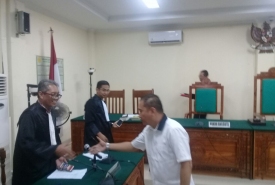 Jhoni Wijaya saat menjalani sidang vonis di PN Tipikor Bengkulu, Rabu (08/11/2017).