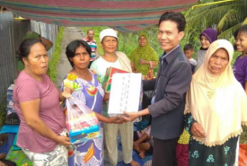 Aurego Jaya saat memberikan bantuan kepada korban banjir di Sukamerindu