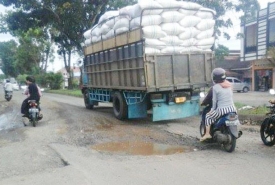 Jalan Berlubang di Kawasan RT 11 RW 02 Kelurahan Pagar Dewa, Kecamatan Selebar, Kota Bengkulu