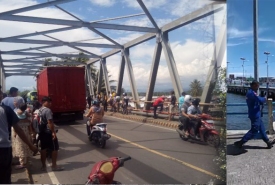 Nampak massa berkumpul (Foto: Pedomanbengkulu) dan seorang petugas tergesa-gesa menenteng senjata laras panjang