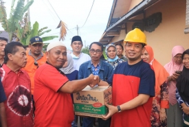Wakil Wali Kota Bengkulu Dedy Wahyudi menyerahkan bantuan kepada korban banjir (Foto: Media Center Kota Bengkulu)