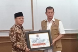 Kepala BNPB Doni Monardo menyerahkan bantuan senilai Rp 2,25 miliar kepada Gubernur Bengkulu untuk penanggulangan bencana di Bengkulu