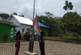 Warga kembali memasang bendera merah putih di kantor OPD karena tidak dipedulikan