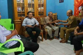 Wakil Bupati Bengkulu Selatan, Gusnan Mulyadi menyerahkan bantuan kepada Erwin orang tua Cahaya Rahmadania