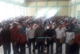Bupati Bengkulu Utara Serahkan 891 SK GBD - Pemerintah Kabupaten Bengkulu Utara