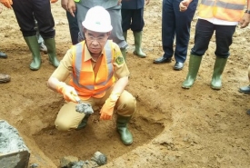 upati Rejang Lebong saat meletakan batu pertama
