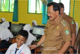 Bupati Bengkulu Tengah Ferry Ramli meninjau UNBK