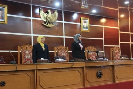 Ketua DPRD Kota Bengkulu Erna Sari Dewi, Wakil Walikota Patriana Sosialinda tampak berkhidmat menyanyikan lagu Indonesia Raya