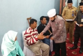 Walikota Helmi Hasan saat menyalurkan modal usaha untuk penyandang disabilitas