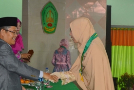 Dekan FTT IAIN Bengkulu Dr Zubaedi saat meyudisium mahasiswa