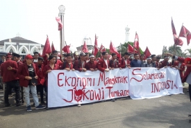 Massa dari Ikatan Mahasiswa Muhammadiyah (IMM) Bengkulu menggelar demo di depan Kantor DPRD Provinsi Bengkulu