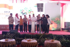 Menteri Desa PDTT Eko Putro Sandjojo Kamis (20/12/18) resmi membuka launching Desa Terang di Kabupaten Kepahiang