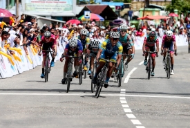 Olahraga bersepeda dalam Tour De Singkarak tahun 2018 lalu di Sumatera Barat (foto: tourdesingkarak.id)