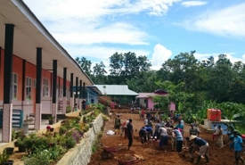 SDIT Uswatun Hasanah di Bengkulu Utara nampak sedang bergotong royong bersama masyarakat