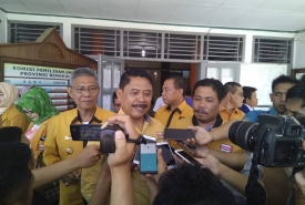 Muslihan DS, ketua DPD Partai Hanura Provinsi Bengkulu memberikan keterangan pers usai mendaftarkan bacaleg ke KPU Provinsi Bengkulu
