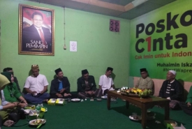 Potong tumpeng dalam rangka Harlah PKB ke 20 tahun di Posko Cinta