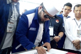 Helmi Hasan saat mendaftarkan bacaleg PAN ke KPU Provinsi Bengkulu