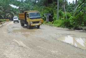 Kondisi jalan penghubung antar provinsi di Kecamatan Tanjung Kemuning, Kabupaten Kaur