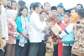 Presiden Jokowi Bantu Modal Ke 15 Pedagang Ikan Rp.100 Juta