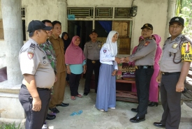 Polsek Kaur Selatan saat memberikan sembako kepada warga