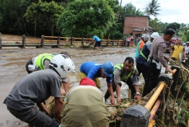 Jalur Lintas Tergenang Banjir, Polres Kepahiang Lakukan Evakuasi dan Urai Kemacetan