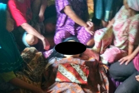Seorang gadis inisial DF (20) warga Desa Pagar Banyu Kecamatan Armajaya Kabupaten Bengkulu Utara ditemukan tewas dengan menggantung diri, Sabtu (3/3/2018).