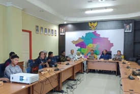 Ketua KPU Sumsel Asphani dan Kapolda Sumsel Irjen Pol Zulkarnain Adinegara saat memberikan keterangan pers.