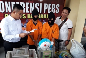 2 Pemuda Diamankan Aparat Kepolisian Polsek Gading Cempaka (Foto: Joko Susanto)
