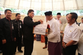 Mendagri serahkan bantuan