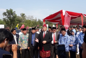 Menteri Desa, PDT dan Transmigrasi RI Eko Putro Sandjojo usai menjadi inspektur upacara di Desa Peninjauan II, Sukaraja Seluma