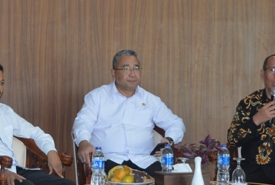 Menteri Desa, PDT dan Transmigrasi RI Eko Putro Sandjojo saat berdiskusi bersama wartawan dan pimpinan media di Bengkulu