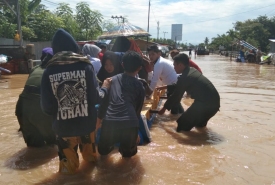 Personil Menwa membantu evakuasi korban terdampak banjir di Kota Bengkulu