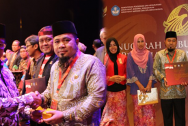 umat (23/09/2016) malam Walikota Helmi Hasan menerima Penghargaan Anugerah Kebudayaan dan Maestro Seni 2016 pada kategori Pemerintah Daerah dari Kementerian Pendidikan dan Kebudayaan (Kemendikbud) RI.