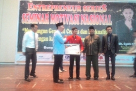 Wakil Gubernur  Bengkulu, Dr. Rohidin Mersyah menerima cindramata dari panitia seminar motivasi nasional