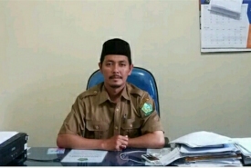 Kemenag Lebong Olik Nurholikm  usai apel di ruang kerjanya
