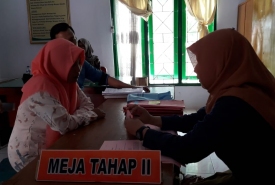 Terdakwa Enny (jilbab pink) saat pelimpahan tahap II di Kejari Bengkulu