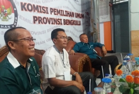 Ketua DPW PKB Provinsi Bengkulu Herliardo saat mendaftarkan bacaleg PKB ke KPU Provinsi Bengkulu