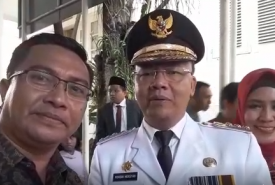 Rohidin Mersyah Gubernur Bengkulu bersama tokoh masyarakat Zulkarnain Kaka Jodho usai pelantikan di Istana Negara Jakarta