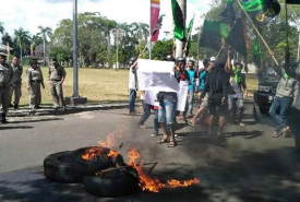 Puluhan massa dari Keluarga Kerukunan Tabot (KKT) melakukan aksi demo di kantor Gubernur Bengkulu, Senin (19/09/2016)