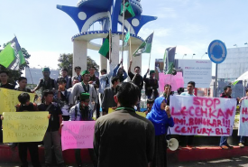 Puluhan Himpunan Mahasiswa Islam (HMI) Bengkulu menggelar aksi damai di Simpang Lima Ratu Samban Kota Bengklulu, Jumat (23/09/2016).