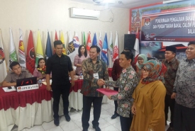 Sultan B Najamudin saat mendaftar ke KPU Provinsi Bengkulu