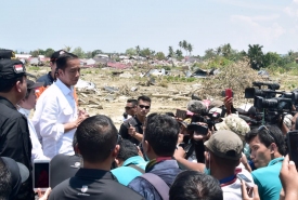 Presiden RI Joko Widodo saat meninjau korban gempa dan tsunami di Palu