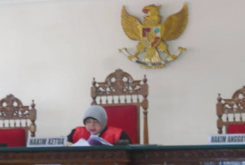 Hakim Merry saat membacakan amar putusan di PN Bengkulu, Senin (29/08/2016)