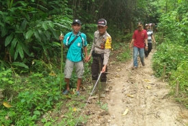 Pengawas Dana Desa, Bhabinkamtibmas Ikut Pengukuran Jalan Perkebunan yang Akan diBangun Desa Ulak Agung