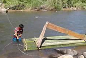 Warag Desa Sinar Pagi membuat rakit sebagai alat trasportasi sementara/Dok. Bengkulutoday.com