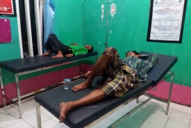 Korban keracunan makanan bantuan relawan dirawat di Puskesmas Nasal, Kabupaten Kaur