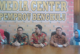 Ketua KPI RI Yuliandre Darwis melakukan jumpa pers di Media Center Pemprov Bengkulu, Selasa (15/11/2016).
